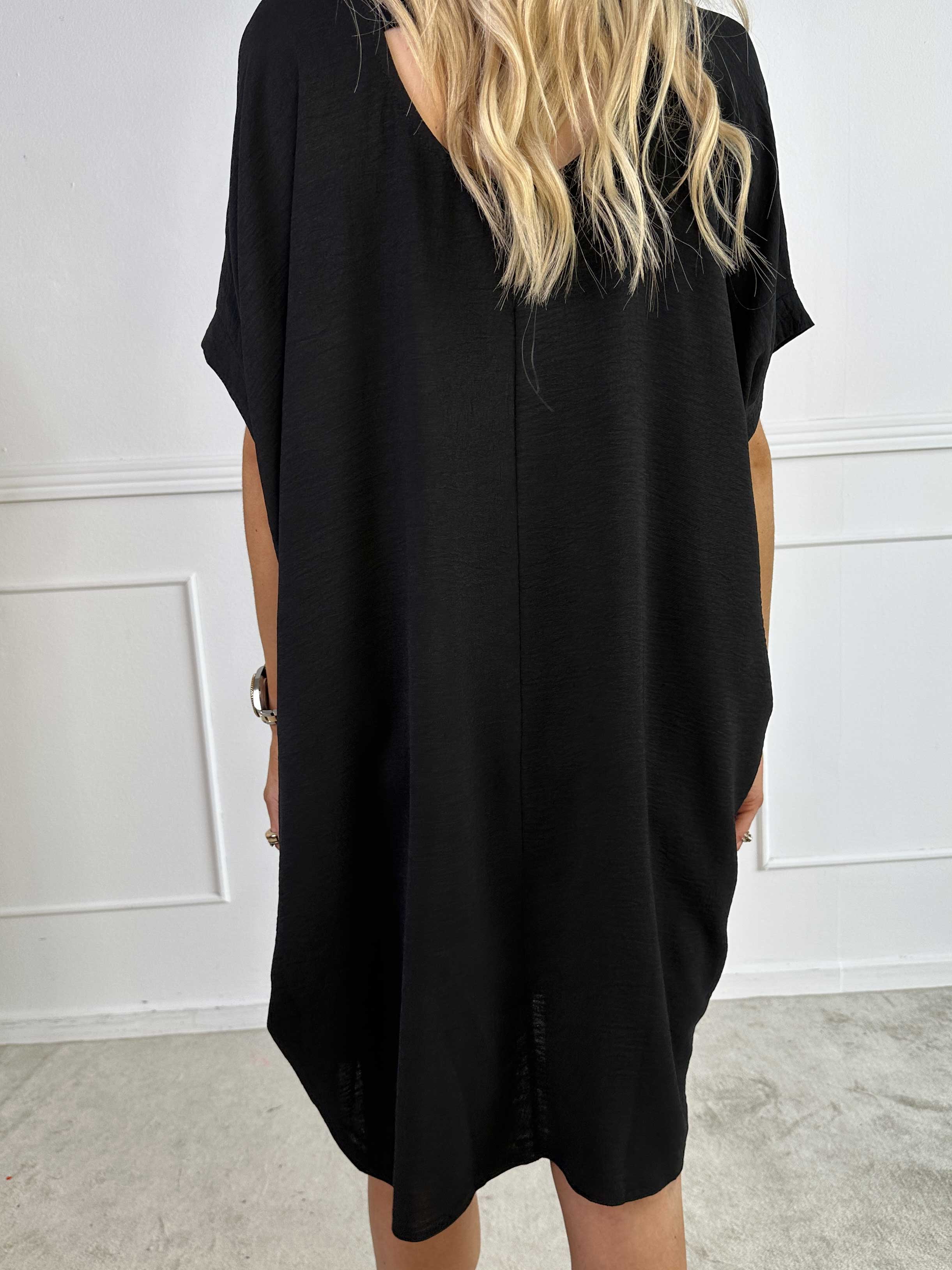 Bine - Sød kjole i løs pasform med guld print på brystet